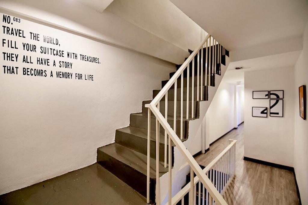 The Rabbit'S Hole Hostel Bangkok Esterno foto