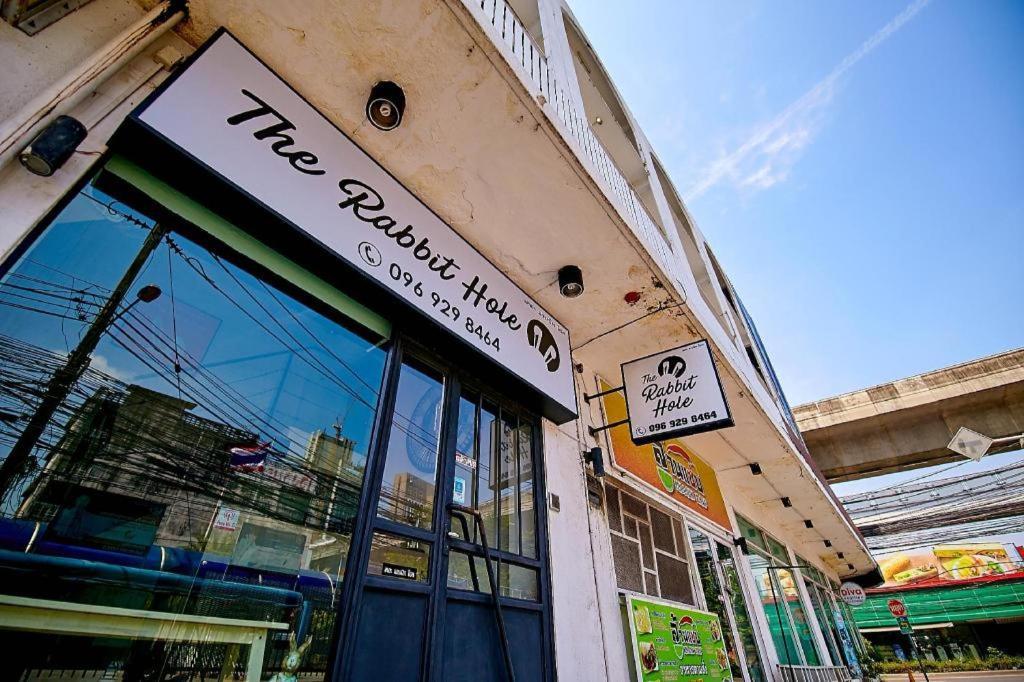 The Rabbit'S Hole Hostel Bangkok Esterno foto