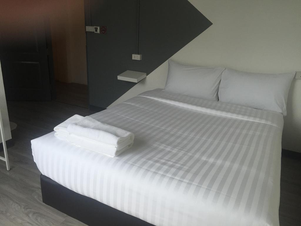 The Rabbit'S Hole Hostel Bangkok Esterno foto