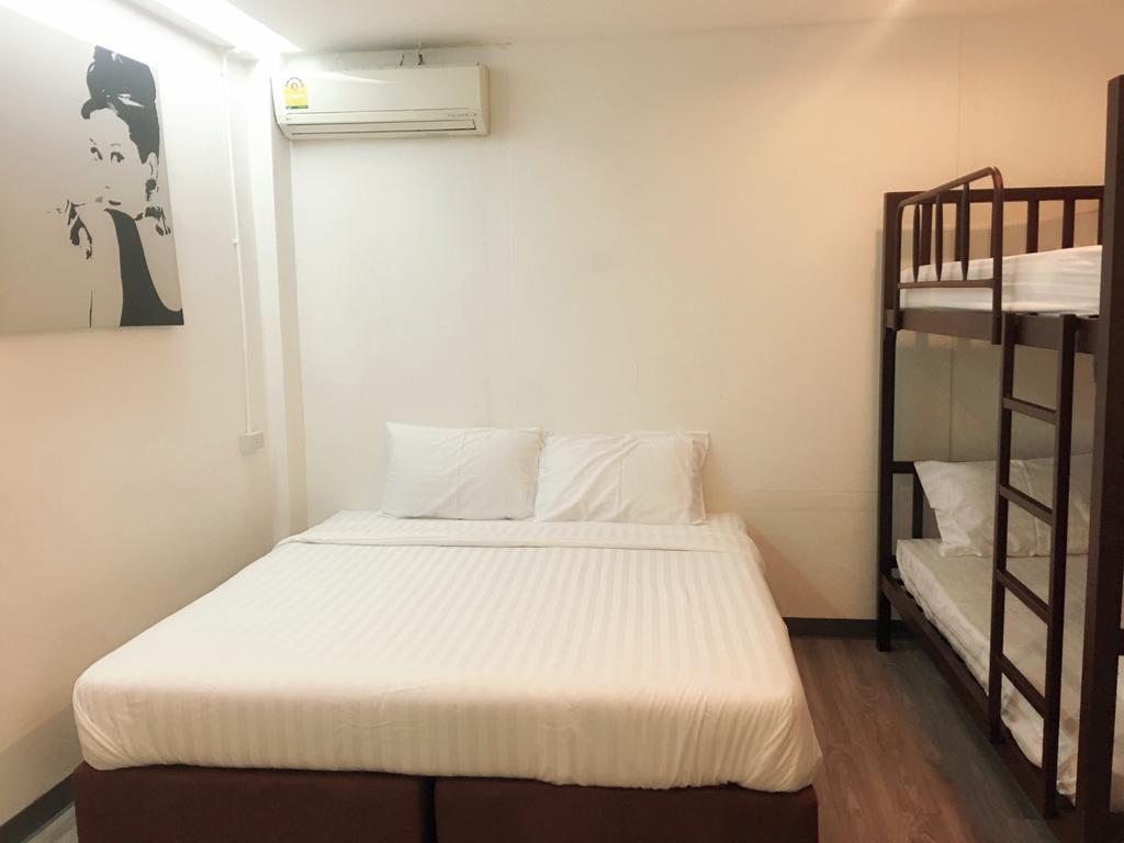 The Rabbit'S Hole Hostel Bangkok Esterno foto