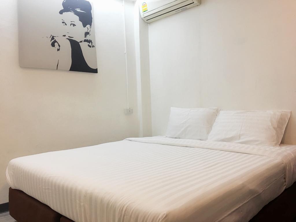 The Rabbit'S Hole Hostel Bangkok Esterno foto